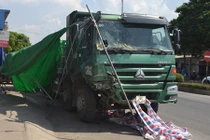 Xe tải mất lái đâm bẹp xe khách đỗ bên đường
