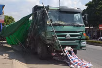 Xe tải mất lái đâm bẹp xe khách đỗ bên đường