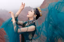 Không phải Địch Lệ Nhiệt Ba, đây mới là mỹ nhân Tân Cương đẹp nhất Cbiz