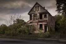 Đột nhập những ngôi nhà ma ám đáng sợ nhất không ai dám ở