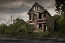 Đột nhập những ngôi nhà ma ám đáng sợ nhất không ai dám ở