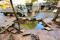 Ống nước ngầm “nổ tung” bay cả vỉa hè, khiến người và xe lao xuống hố