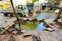 Ống nước ngầm “nổ tung” bay cả vỉa hè, khiến người và xe lao xuống hố