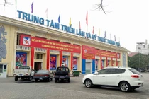 Ảnh: Sau lệnh cấm đỗ ô tô, xế hộp Hải Phòng phi vào công viên