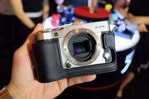 Trên tay máy ảnh Fujifilm X-A3 có màn hình lật chụp selfie 