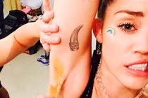 Những hình ảnh “bóc mẽ” bí mật đại tu nhan sắc của sao