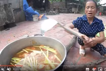 Bà Tân Vlog nấu lẩu Thái siêu cay khổng lồ mừng chiến thắng đội tuyển