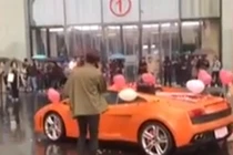 Mang xe sang đi cầu hôn không thành, chàng trai nổi giận chửi bới 