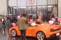 Mang xe sang đi cầu hôn không thành, chàng trai nổi giận chửi bới 