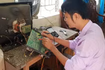 Mối tình "kể bằng tay" của anh thợ điện câm điếc nức tiếng quê nghèo