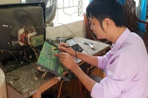 Mối tình "kể bằng tay" của anh thợ điện câm điếc nức tiếng quê nghèo