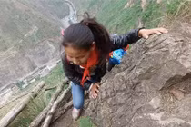 Sốc: Trẻ em Trung Quốc leo vách núi 800m để tới trường