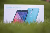 Ảnh mở hộp điện thoại Asus Zenfone Selfie ở Việt Nam