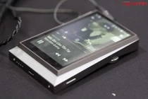 Trên tay bộ đôi máy nghe nhạc và tai nghe đắt ngang xe SH 