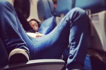 Loạt hình ảnh phản cảm của hành khách trên máy bay