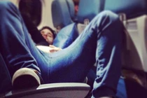 Loạt hình ảnh phản cảm của hành khách trên máy bay