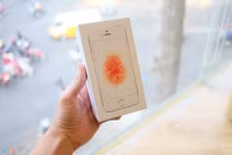 Đập hộp điện thoại iPhone SE đầu tiên về Việt Nam