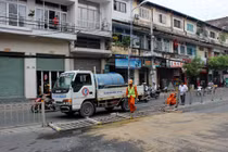 Xe tải bay qua dải phân cách, đâm nát đầu taxi