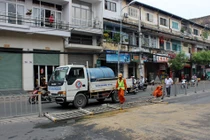 Xe tải bay qua dải phân cách, đâm nát đầu taxi