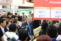 Chùm ảnh Thủ tướng Lý Hiển Long thân thiện với người dân VN