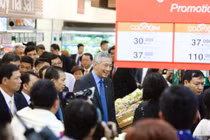 Chùm ảnh Thủ tướng Lý Hiển Long thân thiện với người dân VN