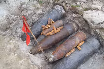 Nổ mìn kinh hoàng, một phụ nữ dập nát bàn chân