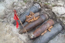 Nổ mìn kinh hoàng, một phụ nữ dập nát bàn chân