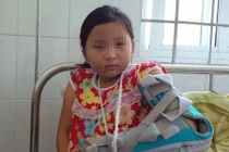 Bé gái 10 tuổi bị cha đẻ đánh đập, thả xuống giếng