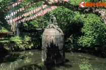Kỳ lạ chuông cổ 9 tấn nằm giữa hồ nước ở Nam Định