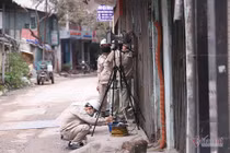 Quanh nhà máy Rạng Đông cửa đóng then cài, cháy hàng khẩu trang, nước muối