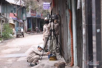 Quanh nhà máy Rạng Đông cửa đóng then cài, cháy hàng khẩu trang, nước muối