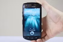 Ngắm điện thoại Kyocera Brigadier màn hình sapphire siêu bền giá “bèo“