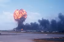 Loạt ảnh sân bay Đà Nẵng cháy ngùn ngụt năm 1969 