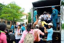 Cảnh hàng nghìn học sinh đi học bằng xe tải ở Đồng Nai