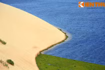 Cảnh khó tin của hồ nước bên sa mạc độc nhất của VN