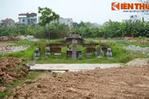 Lăng mộ đá cổ khổng lồ chơ vơ giữa cánh đồng Hà Nội