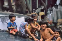 Kho ảnh khổng lồ về VN 1991-1993: Trẻ em Hà thành