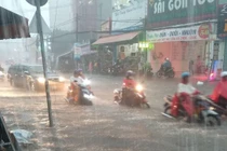 Người và xe bị nước cuốn trôi như thác nước ngay giữa đường Sài Gòn
