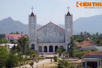 Kiến trúc tuyệt đẹp của nhà thờ cổ gần Nha Trang