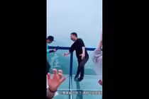 Video: Những chiếc cầu kính không dành cho người “yếu tim“