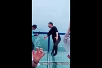 Video: Những chiếc cầu kính không dành cho người “yếu tim“