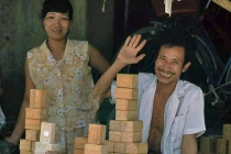 Kho ảnh khổng lồ về VN 1991-1993: Các cửa hàng có gì?