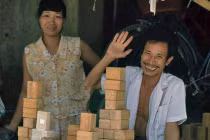 Kho ảnh khổng lồ về VN 1991-1993: Các cửa hàng có gì?