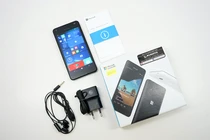 Cận cảnh điện thoại Lumia 550 giá rẻ chạy Windows 10