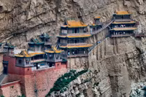 Ngôi chùa treo trên vách đá có một không hai của TQ