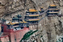 Ngôi chùa treo trên vách đá có một không hai của TQ