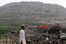 Hãi hùng với 'đỉnh Everest' rác rộng gấp 40 lần sân bóng đá ở Ấn Độ