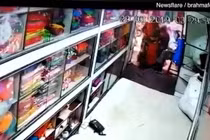 Nhóm trộm nữ dùng chiến thuật tinh vi ăn cắp trước mắt người bán 