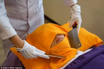 Mát xa thư giãn bằng cách dùng dao phay băm vào mặt