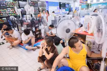 Từ ga tàu đến siêu thị: Muôn kiểu tránh nóng tại Trung Quốc